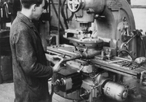 This is a photo of machinery. If you ever doubt how useful it is to spend time on the internet, know that there is a website all about lathes. http://www.lathes.co.uk/winfield/img3.gif